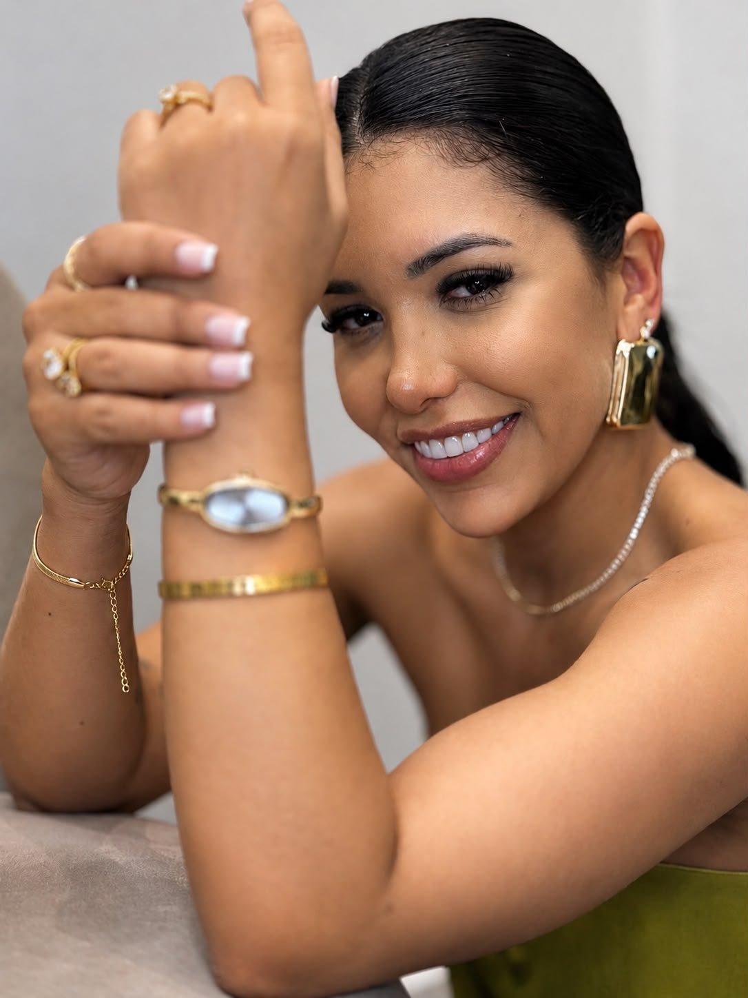 Mulher elegante usando joias ADORA